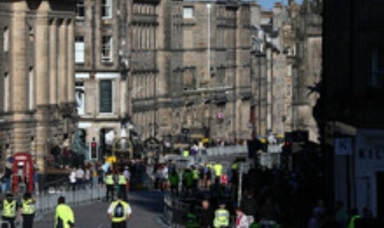 Кортежът с тленните останки на кралица Елизабет II тръгва към Лондон